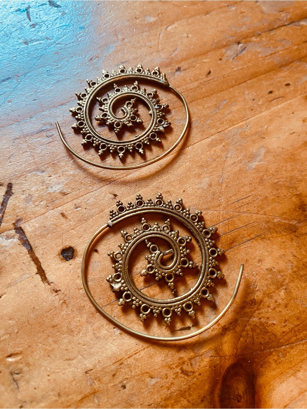 Brass Spiral Filigree Wall Hanging - Decorative Gold-Tone Spiral (Unbranded)